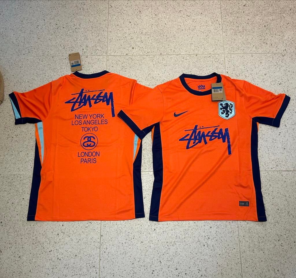 Koningsdag Stüssy KNVB Shirt Maat M Nieuw met Prijskaartje, Ophalen of Verzenden, Nieuw, Maat 48/50 (M), Oranje