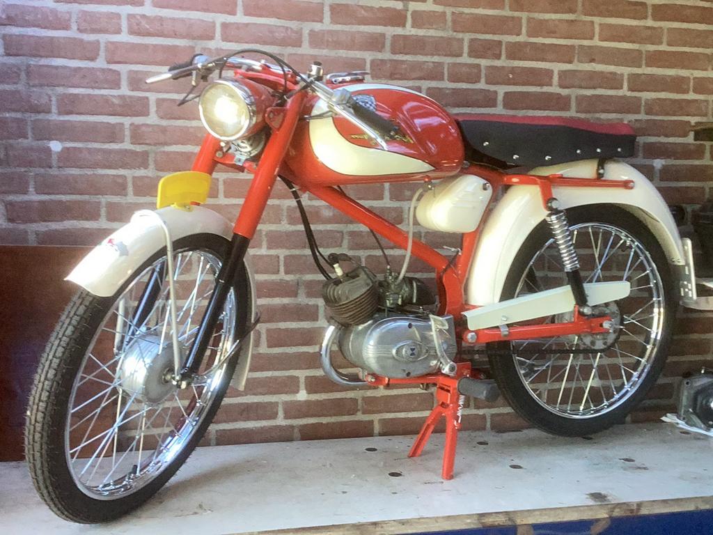 Italiaanse bromfiets stella veneta met kenteken, Maximaal 45 km/u, 50 cc, 3 versnellingen, Ophalen