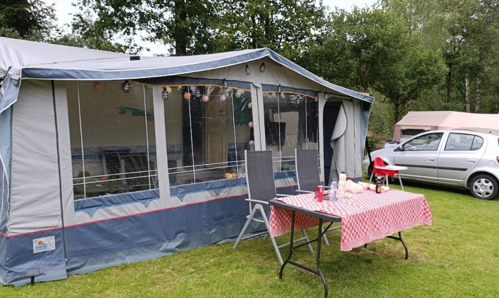 Nette Adria 502 UP (Frans bed), Caravans en Kamperen, Caravans, Particulier, tot en met 4, 1000 - 1250 kg, Rondzit, Adria, Frans bed