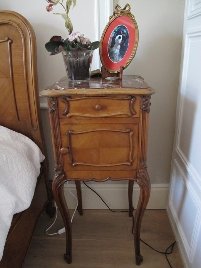 Nachtkastje met rode marmeren top, Antiek en Kunst, Antiek | Meubels | Kasten, Ophalen