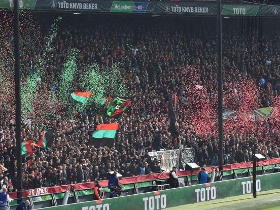 (Gezocht) NEC - AZ kleur grijs, Tickets en Kaartjes, Eén persoon