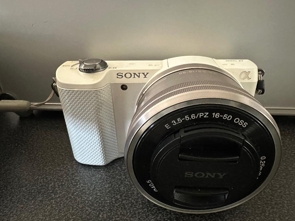 Sony Alpha A5000 + 16-50mm f/3.5-5.6, Ophalen, Sony, Geen optische zoom