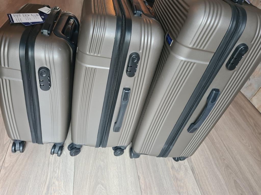 Nieuwe Kofferset van 3 Koffers met Slot, Sieraden, Tassen en Uiterlijk, Koffers, Wieltjes, Hard kunststof, 45 tot 55 cm, Nieuw