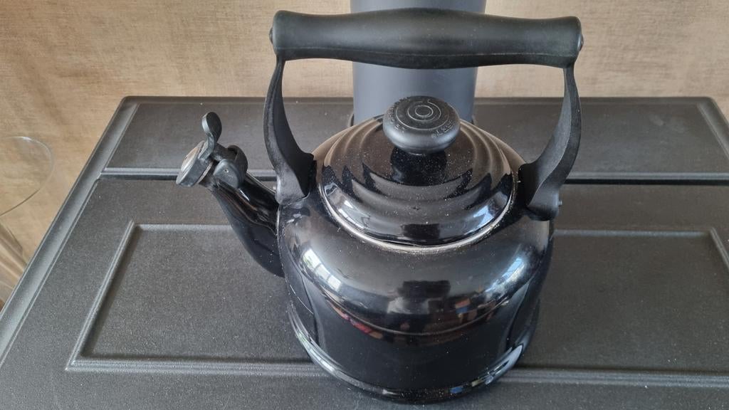 Le Creuset fluitketel zwart, 2 liter of meer, Ophalen of Verzenden, Gebruikt