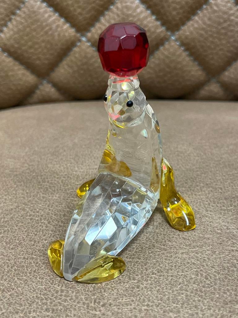 kristal zeehondje met rode bal, Ophalen of Verzenden, Zo goed als nieuw, @, /