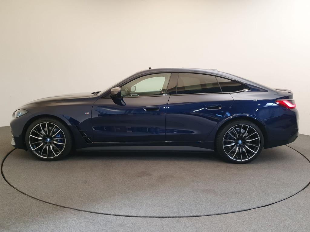 BMW i4 M50 High Executive 84 kWh M-Sport Plus Pack, Pano, HU, Auto's, BMW, 12 maanden, Gebruikt, Zwart, Blauw