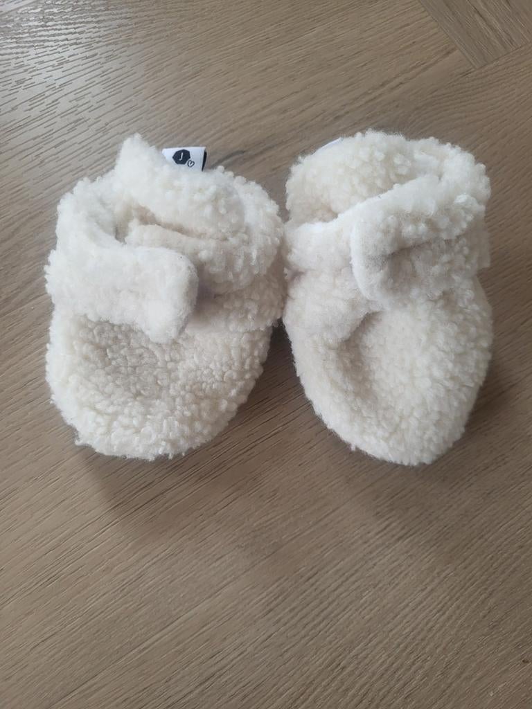 Nieuwe witte teddy slofjes voor baby's van Jolines, Ophalen of Verzenden, Nieuw, Jongetje of Meisje, Slofjes