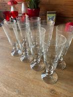 Antieke Set van 8  Champagne Glazen met Sierlijk Motief, Antiek en Kunst, Antiek | Glas en Kristal, Ophalen