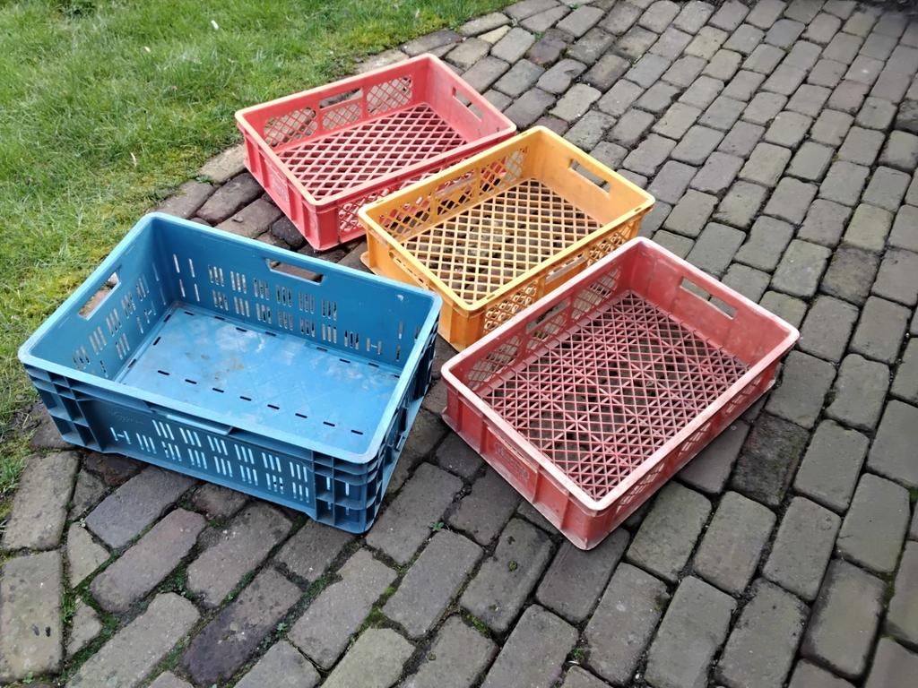 Set van 4 gebruikte kratten - diverse kleuren, Doe-het-zelf en Verbouw, Kratten en Dozen, Ophalen, Gebruikt, 40 tot 60 cm, 50 tot 75 cm