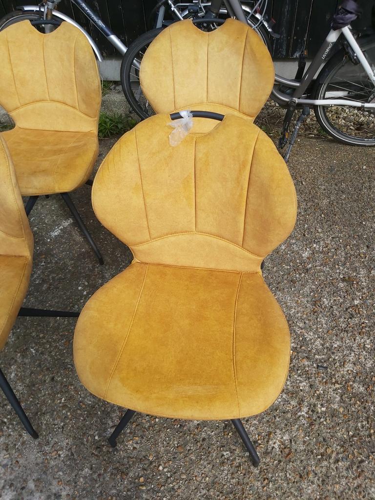 4 Okergele Eetkamerstoelen, Ophalen, Overige kleuren, Zo goed als nieuw, Vier