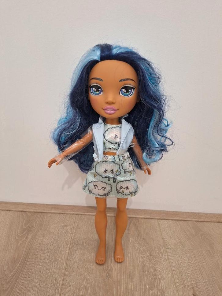 Rainbow Surprise Pop met blauwe haren - Zo goed als nieuw, Kinderen en Baby's, Speelgoed | Poppen, Zo goed als nieuw, Overige typen