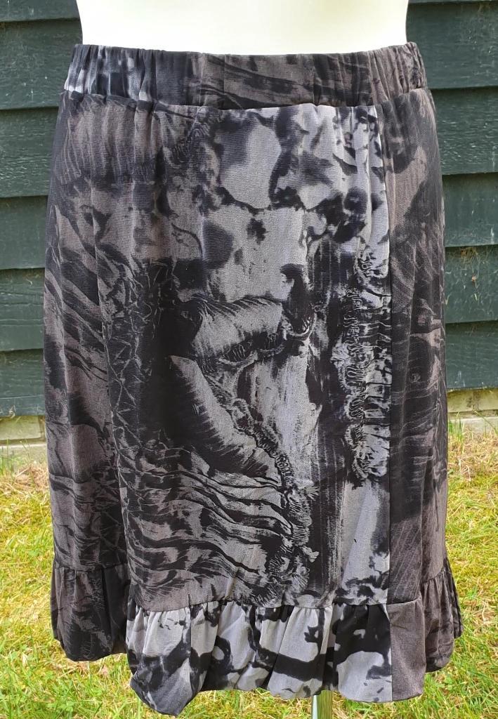 Transfer mooie grijs zwarte rok stretch 44 L XL, Kleding | Dames, Rokken, Zo goed als nieuw, Maat 42/44 (L), Zwart, Knielengte