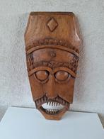 Afrikaans uit hout gesneden masker, Ophalen