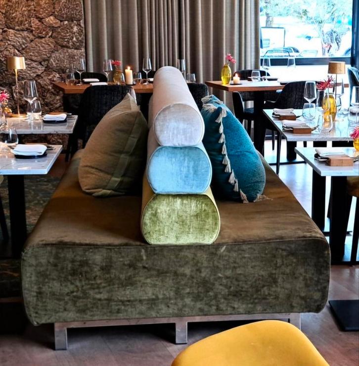 Treinbank voor horeca of ruime eetkamer, Huis en Inrichting, Banken | Sofa's en Chaises Longues, Gebruikt, Hout, Stof, Ophalen of Verzenden