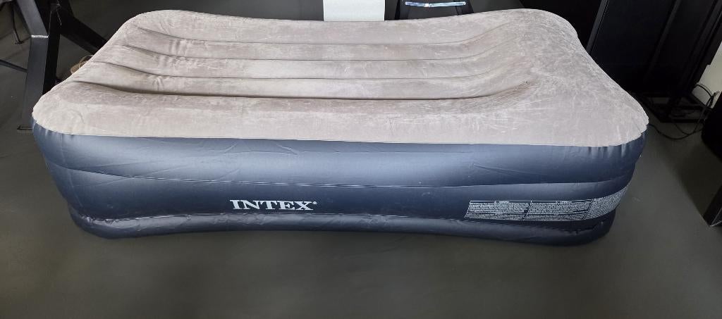 luchtbed 1-persoons Intex, Ophalen, Ingebouwde pomp, Zo goed als nieuw, 1-persoons