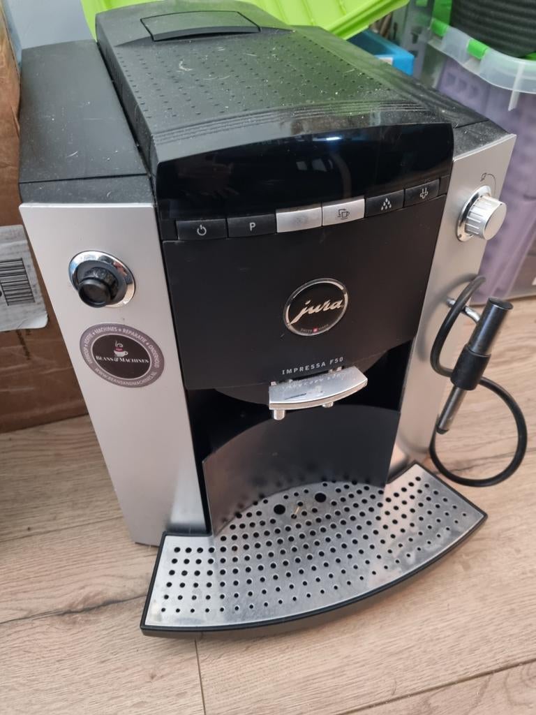 Jura Impressa F50 Koffiemachine - Zilver/Zwart, Witgoed en Apparatuur, Koffiezetapparaten, Gebruikt, Koffiemachine, Afneembaar waterreservoir