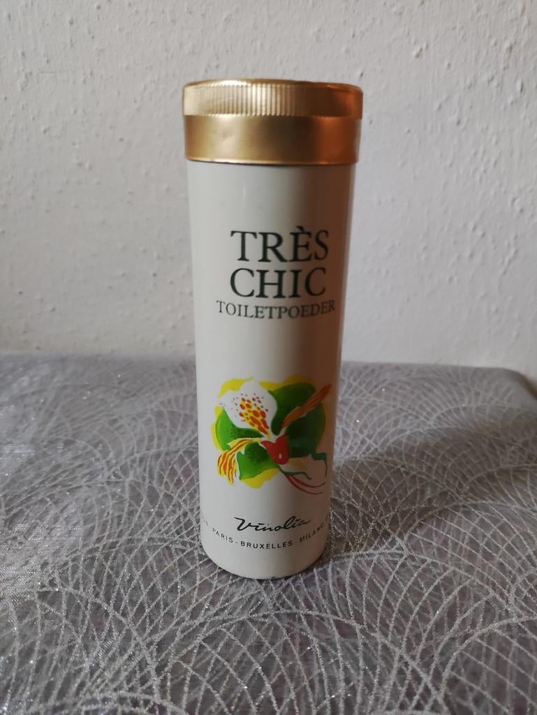 Mooie vintage gevulde bus toiletpoeder 'Très Chic, Vinolia', Verzamelen, Verzenden, Zo goed als nieuw, Gebruiksvoorwerp