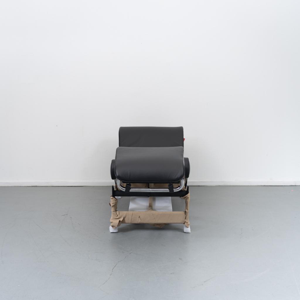 2x Cassina LC4 Le Corbusier Zwart – Leer, Niet ingevuld, Niet ingevuld, Nieuw, Leer