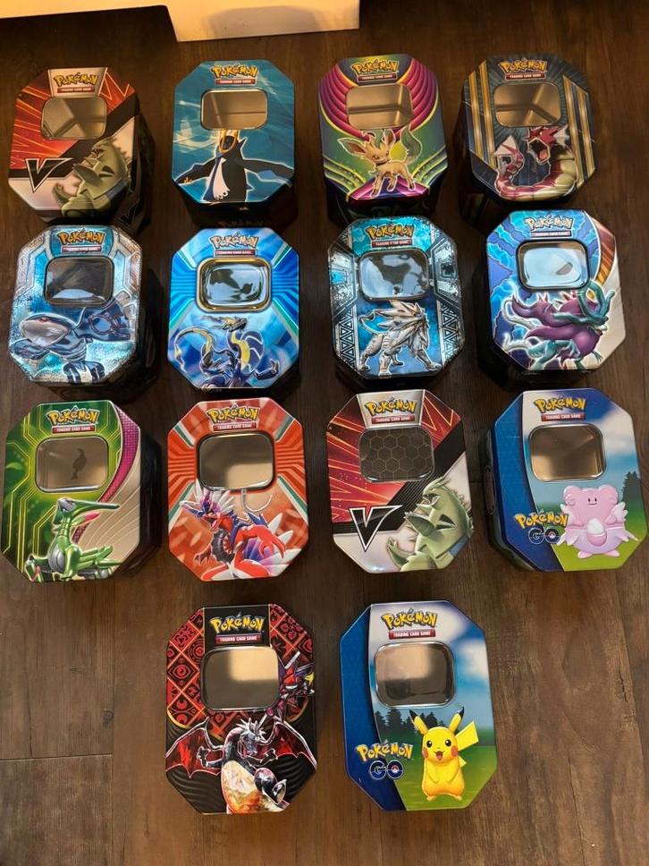 14x Pokemon blikken met Charizard, Pikachu en Tyranitar, Hobby en Vrije tijd, Verzamelkaartspellen | Pokémon, Gebruikt, Overige typen