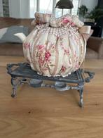 Beige theemuts met schattige bloemenstof inclusief theepot, Ophalen of Verzenden, Gebruikt