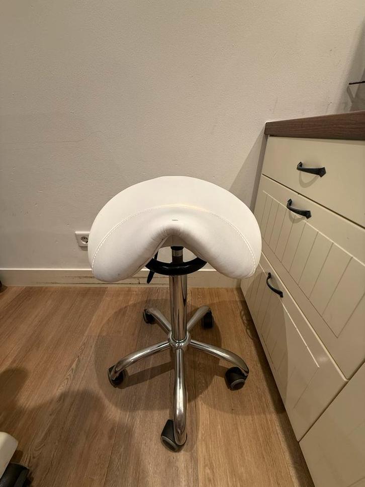 Witte Zadelkruk - In Hoogte Verstelbaar, Huis en Inrichting, Krukjes, Gebruikt, Overige materialen, In hoogte verstelbaar, Ophalen of Verzenden