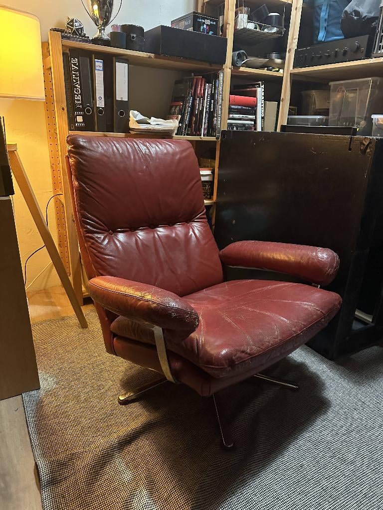 Vintage Design Draaifauteuil – Rood Leder & Metaal, Huis en Inrichting, Ophalen, Gebruikt, Minder dan 75 cm, 75 tot 100 cm