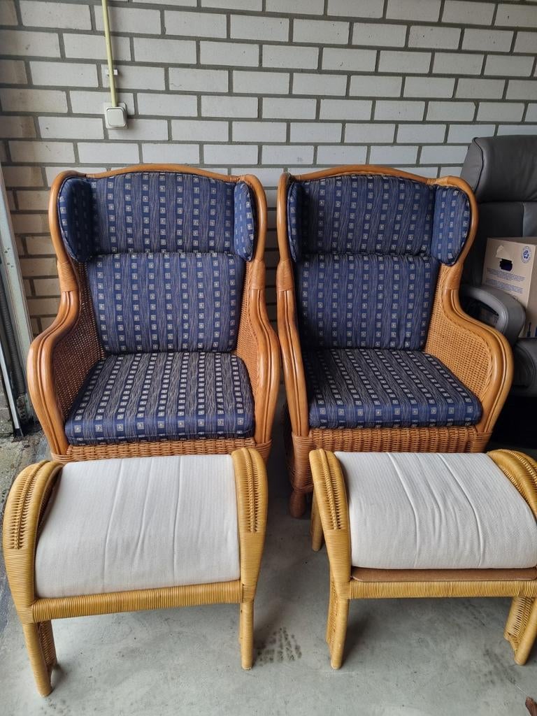 Rotan set met voetenbankjes en tafeltje, Huis en Inrichting, Banken | Bankstellen, Ophalen, Vintage, Stof, Zo goed als nieuw