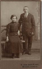 CDV - S van der PLaat - Middelharnis - Echtpaar, Gebruikt, Verzenden, Foto, Klederdracht