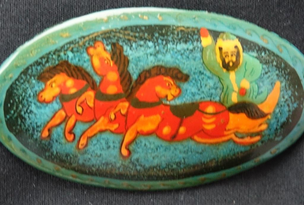 Broche/medaillon. Rode paarden. Fijn lakwerk 65mm x 35mm, Sieraden, Tassen en Uiterlijk, Broches, Ophalen, Overige materialen