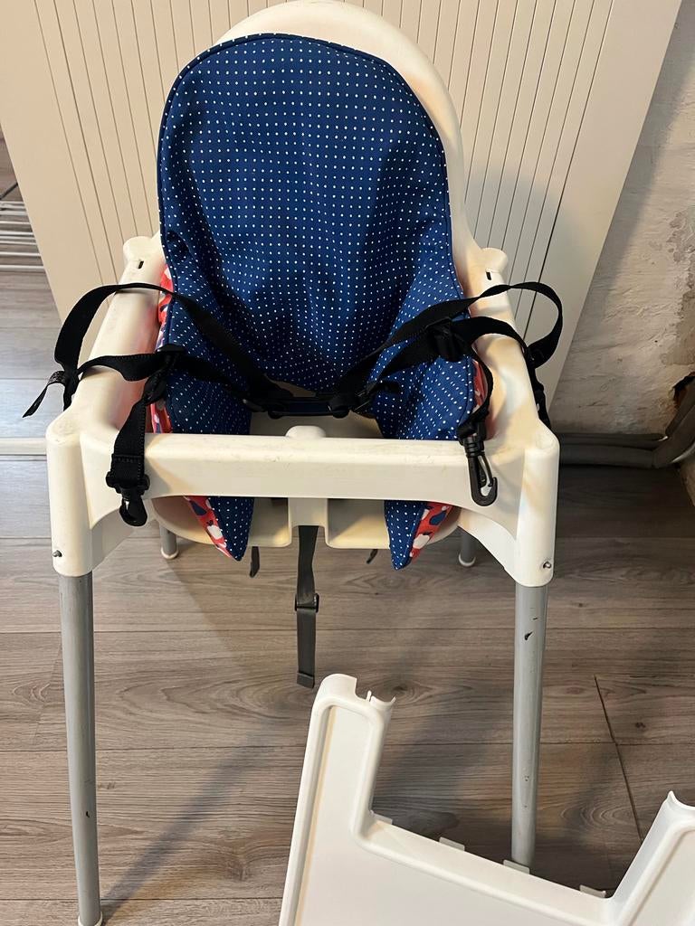 IKEA kinderstoel met zitverkleiner, riempje en blad, Kinderen en Baby's, Kinderstoelen, Ophalen, Gebruikt, Overige typen, Gordel(s)
