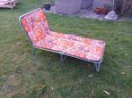 Vintage inklapbaar ligbed met flower power print, Tuin en Terras, Ligbedden, Ophalen, Gebruikt, Metaal, Verstelbaar