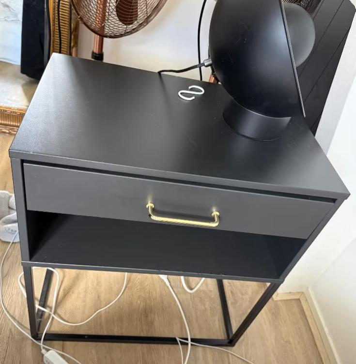 GRATIS - Nachtkastje/Bedside table - Ikea Vikhammer, Huis en Inrichting, Slaapkamer | Nachtkastjes, Ophalen, Gebruikt, Minder dan 45 cm
