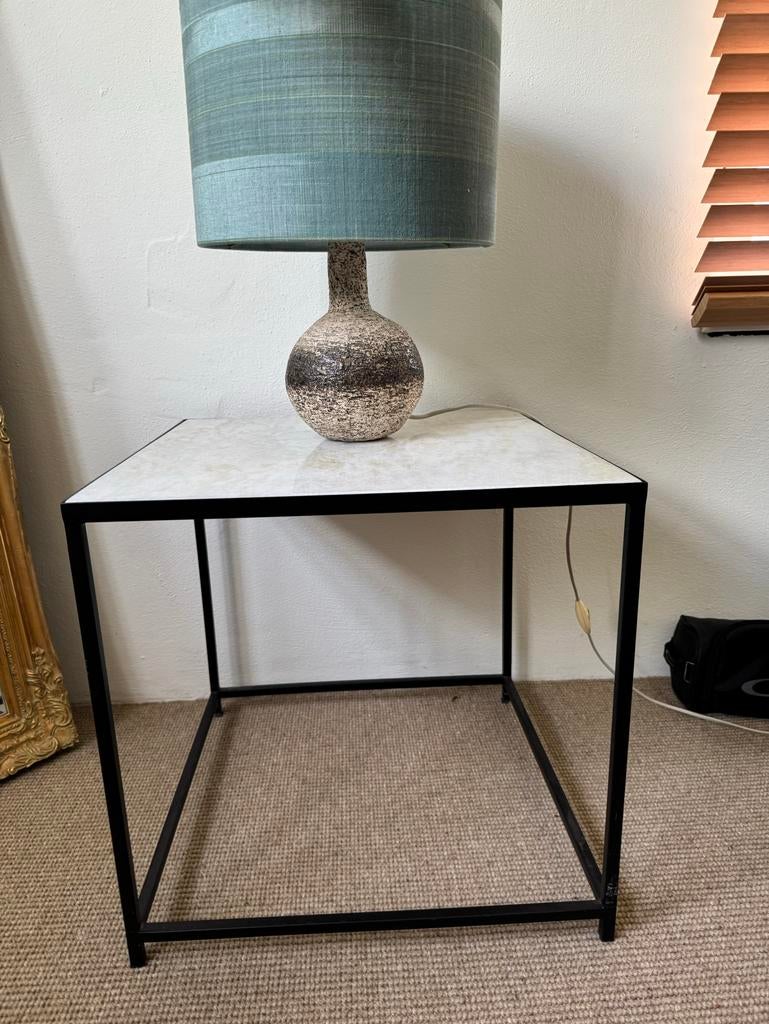 Bijzettafel met zwart metalen frame en marmeren blad, Ophalen, Zo goed als nieuw, 25 tot 50 cm, 50 tot 100 cm