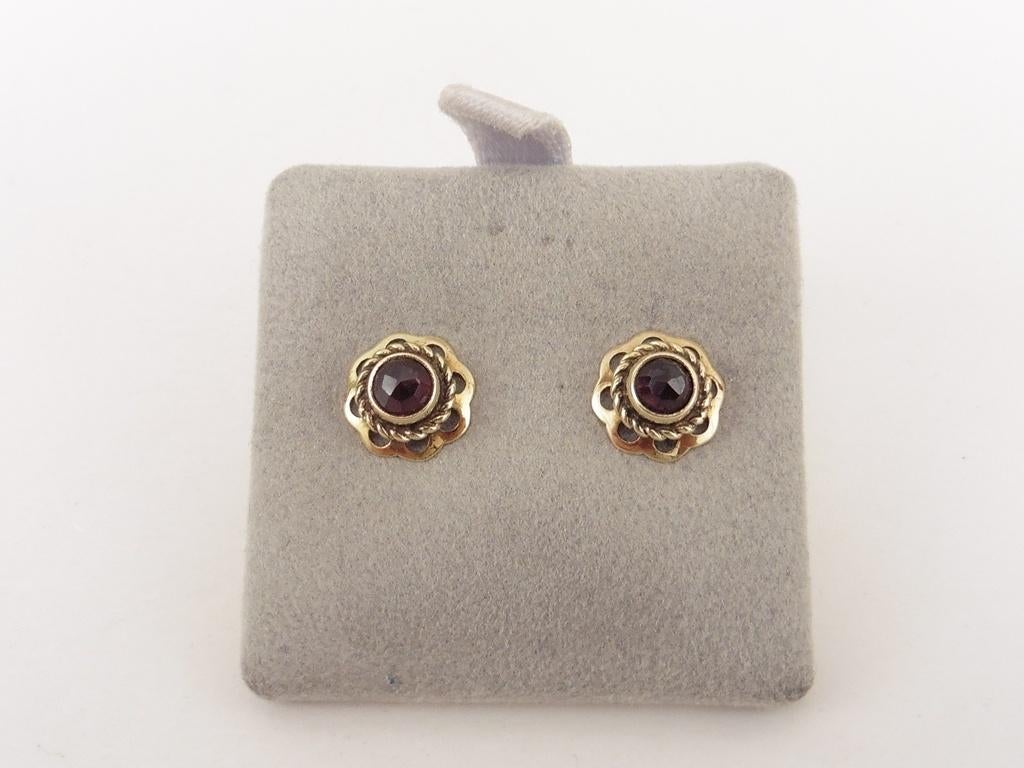 Gouden oorknopjes met granaat                            G51, Gebruikt, ., Ophalen of Verzenden, .