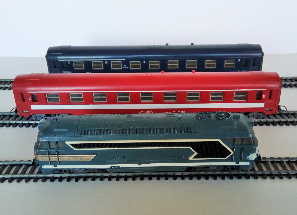 Vintage Jouef diesellok 67001 (ca.1964),2 rijtuigen+rails H0, Hobby en Vrije tijd, Modeltreinen | H0, Gelijkstroom, Jouef, Ophalen of Verzenden