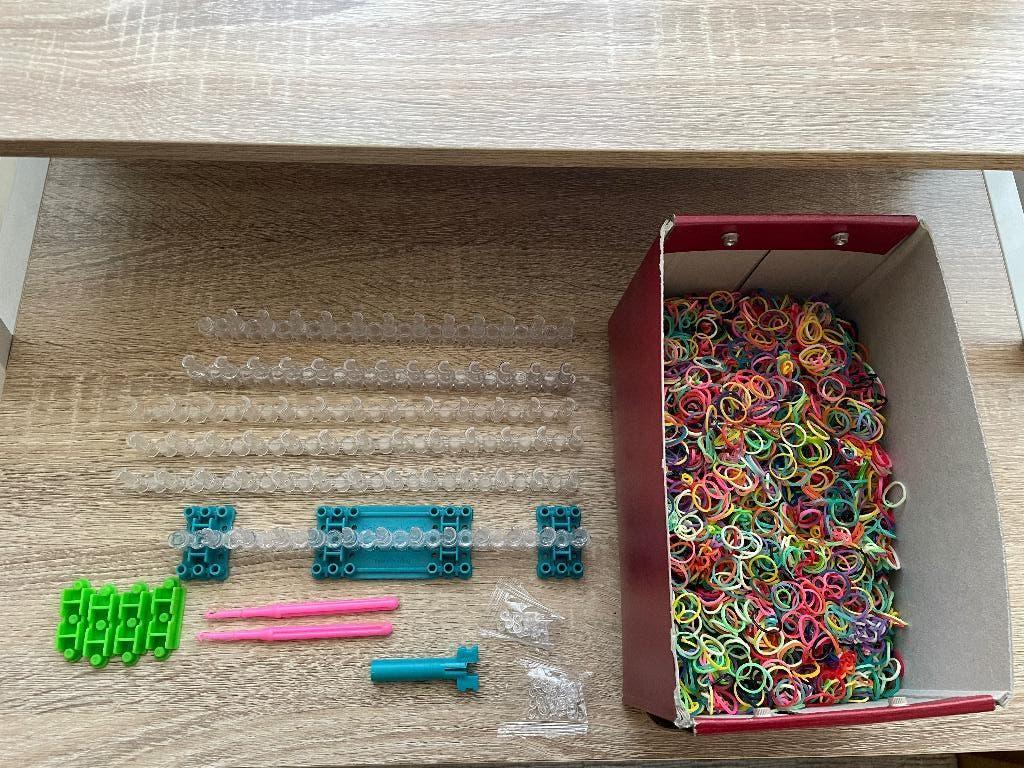 Loom set met 2 rekjes, 2 naalden, haakjes en looms, Gebruikt, Ophalen of Verzenden, Kunststof, Overige merken