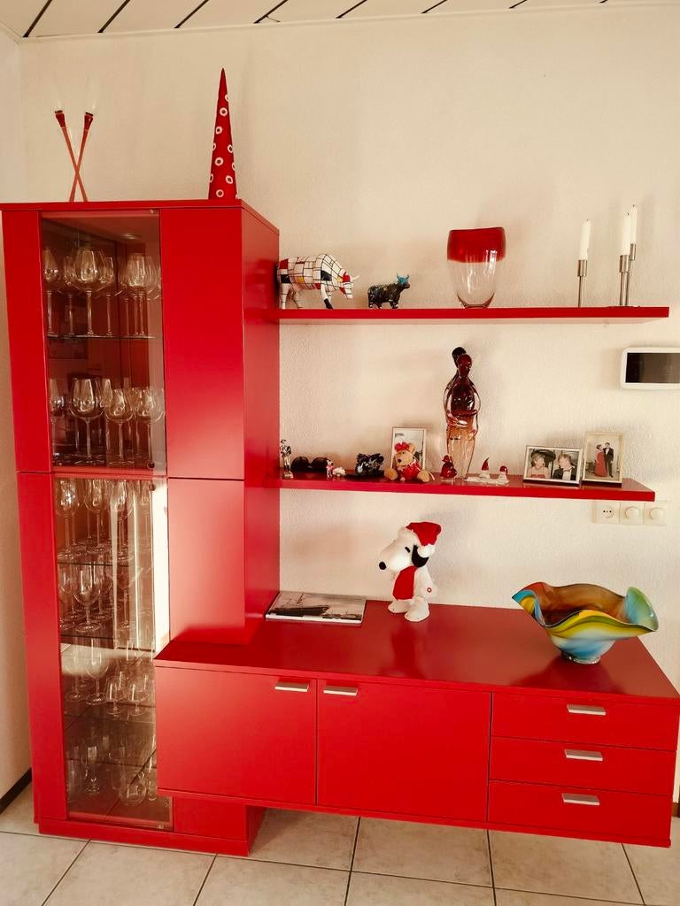 Rode kast met vitrine en lades, Ophalen