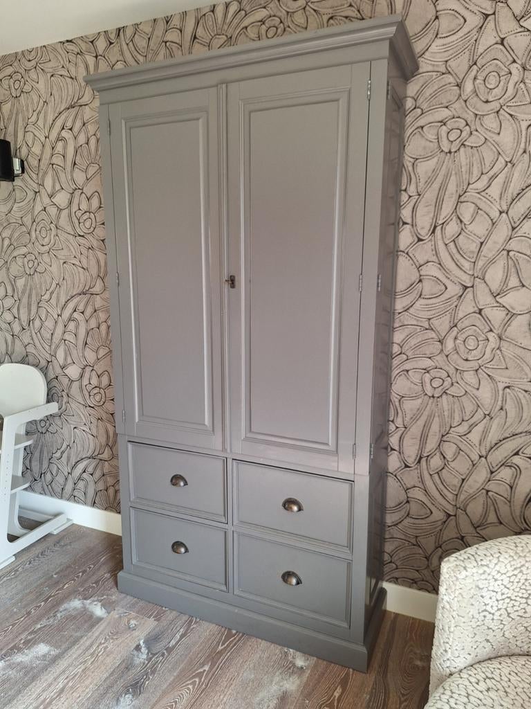 Hoge kast met 2 deurtjes en 4 laden, Ophalen