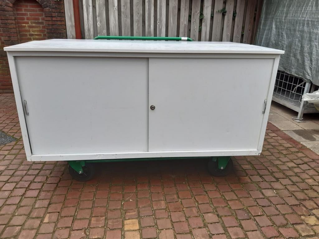 Stalen kast met schuifdeuren, Huis en Inrichting, Kasten | Roldeurkasten en Archiefkasten, Ophalen, Gebruikt, Meerdere deuren