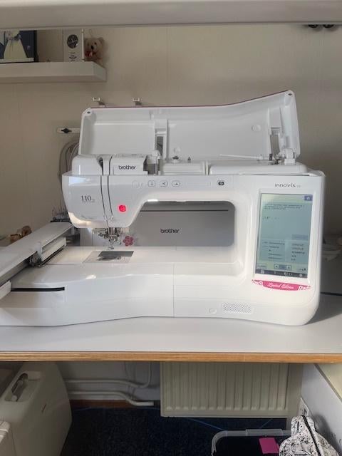 Brother V3 Limited Edition borduurmachine, Hobby en Vrije tijd, Borduren en Borduurmachines, Ophalen, Zo goed als nieuw, Machineborduren