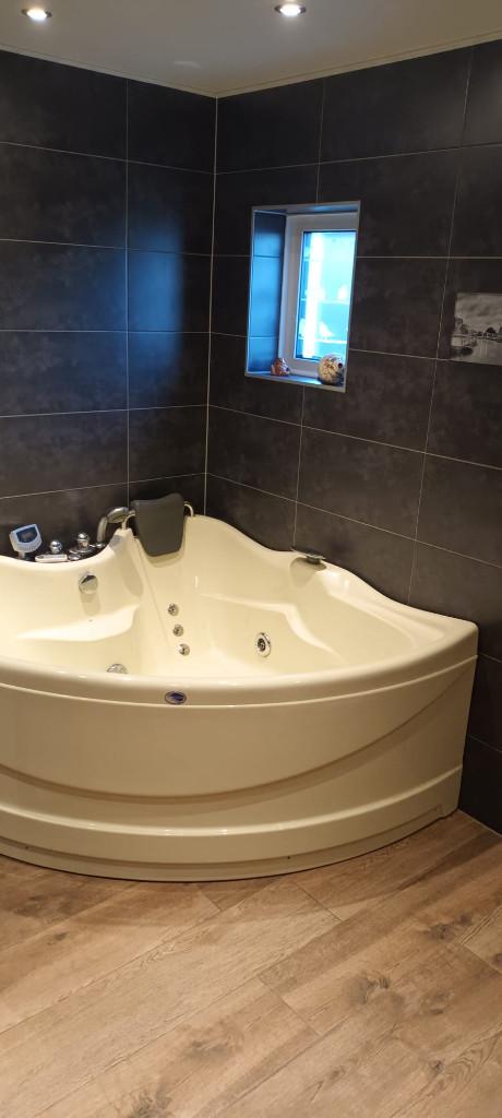 Whirlpool hoekbad Ocean/Reef Silver 2 persoons., Huis en Inrichting, Badkamer | Complete badkamers, Ophalen, Gebruikt, Met douche