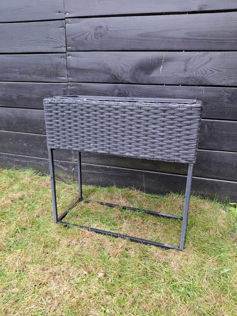 Stijlvolle plantenbak op standaard - Grijs wicker, Tuin en Terras, Bloembakken en Plantenbakken, Kunststof, Gebruikt, Ophalen of Verzenden