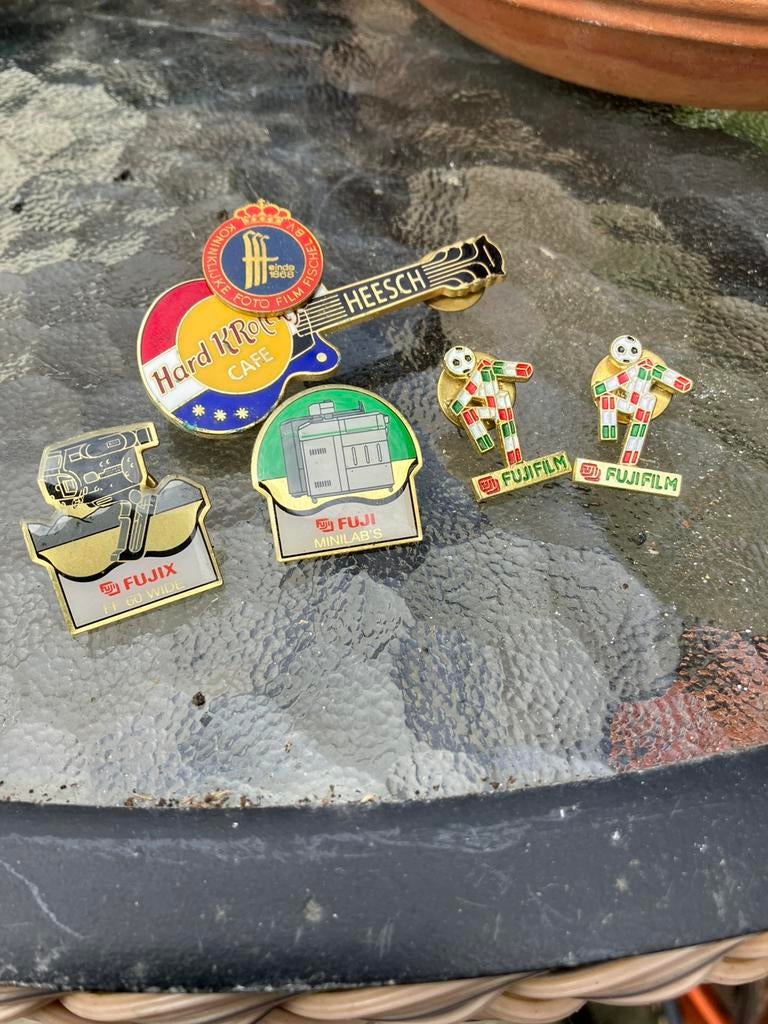 Enkele pins, Verzamelen, Speldjes, Pins en Buttons, Ophalen of Verzenden, Zo goed als nieuw