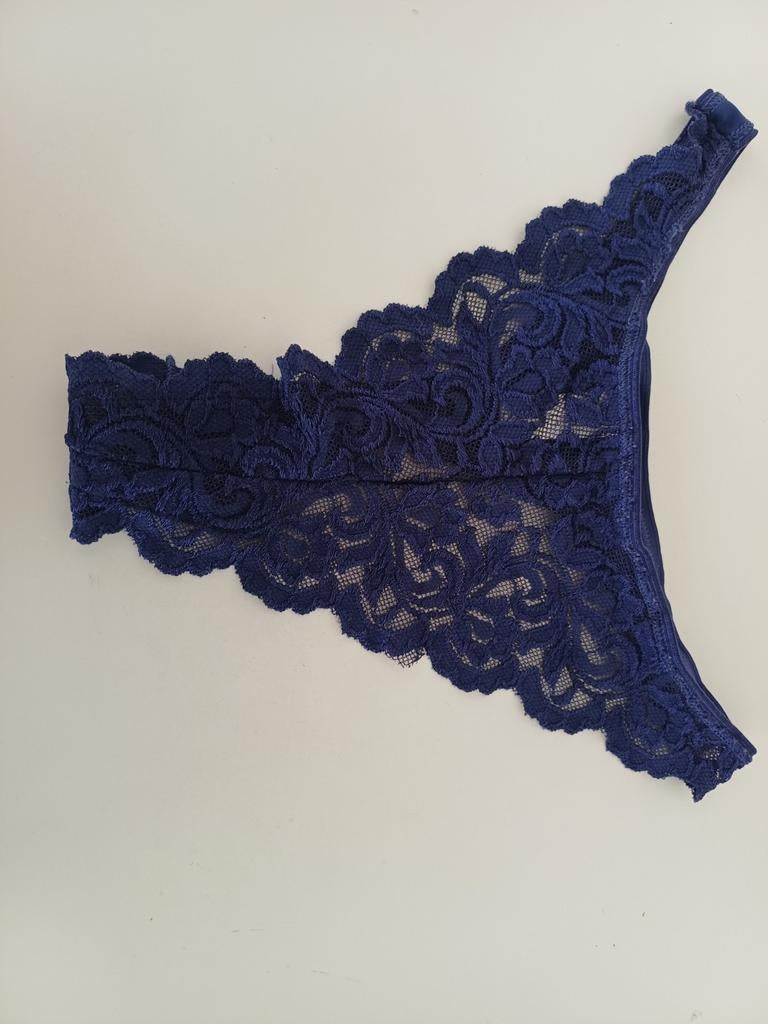 Donkerblauwe kanten string - Maat S, Kleding | Dames, Ondergoed en Lingerie, String, Blauw, Ophalen of Verzenden