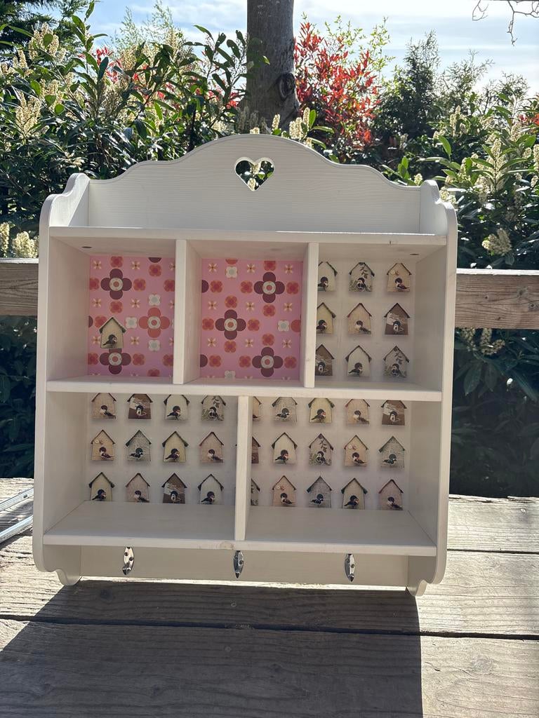 Decoratief wandkastje met hartje en haakjes, Ophalen, Gebruikt