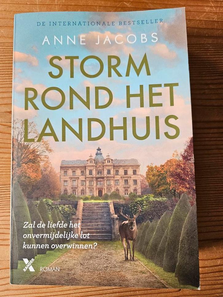 Storm rond het Landhuis - Anne Jacobs (Roman), Boeken, Romans, Zo goed als nieuw, Europa overig, Ophalen of Verzenden