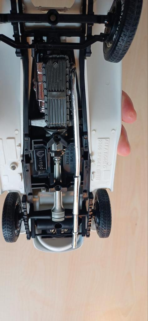 Burago Alfa Romeo 2300 Spider (1932) Schaal 1/18 Wit, Hobby en Vrije tijd, Modelauto's | 1:18, Ophalen