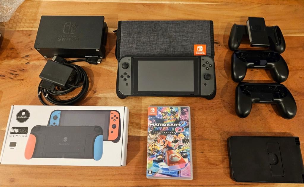 Nintendo Switch console met accessoires en Mariokart 8, Ophalen, Met 2 controllers, Zo goed als nieuw, Met harde schijf