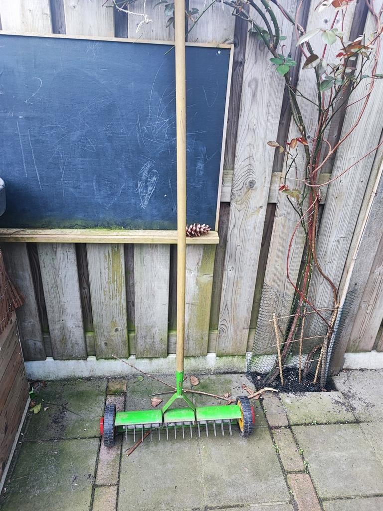 Gazonbeluchter / Verticuteerhark met wielen, Ophalen