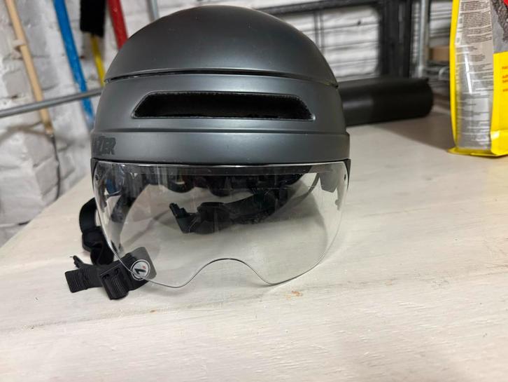Pedelec helm met vizier - Gebruikt maar goede staat, Fietsen en Brommers, Fietsaccessoires | Fietshelmen, Gebruikt, Heer of Dame